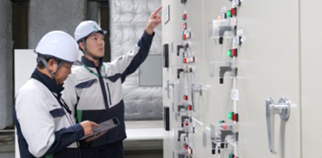 点検する人の写真