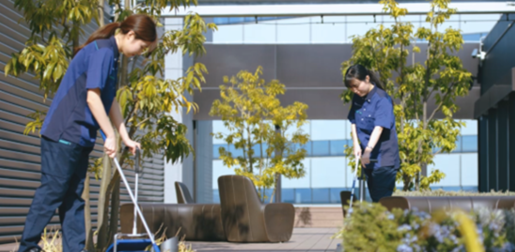 清掃する人の写真