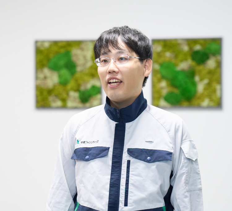 人が座っている写真