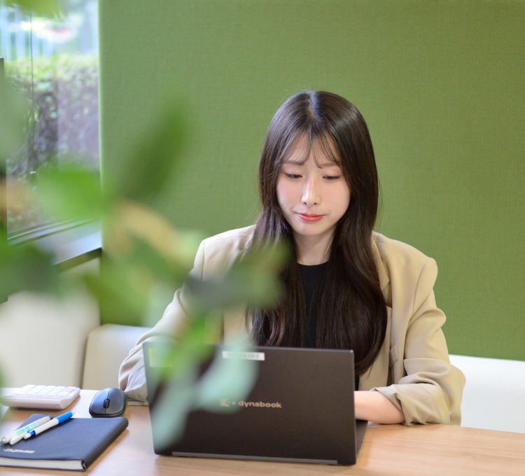人が座っている写真