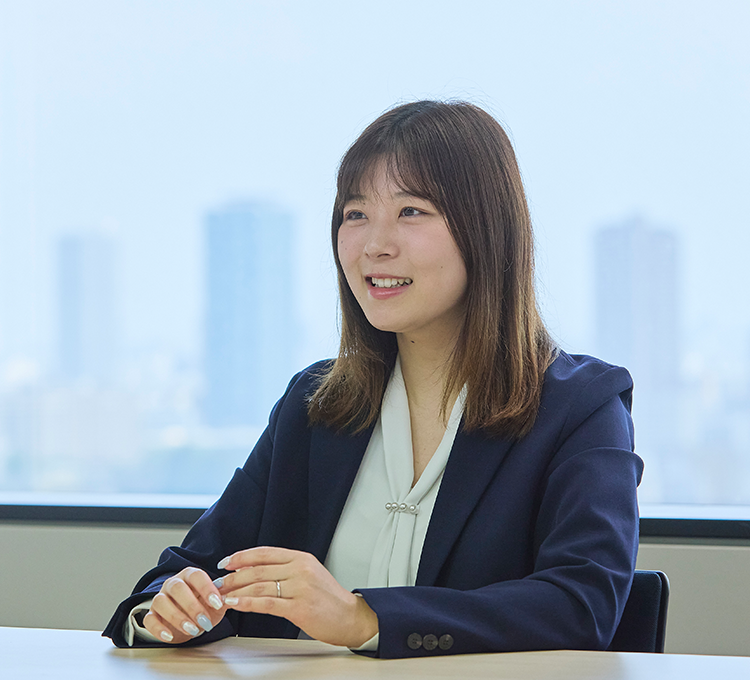 人が座っている写真