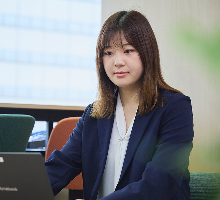 人が座っている写真