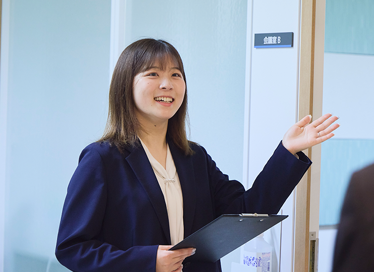 人が座っている写真