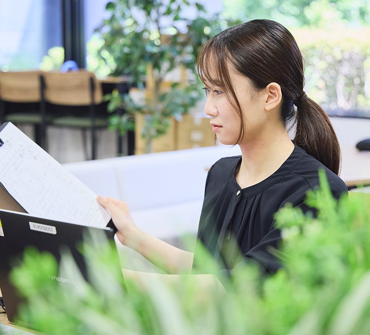 人が座っている写真