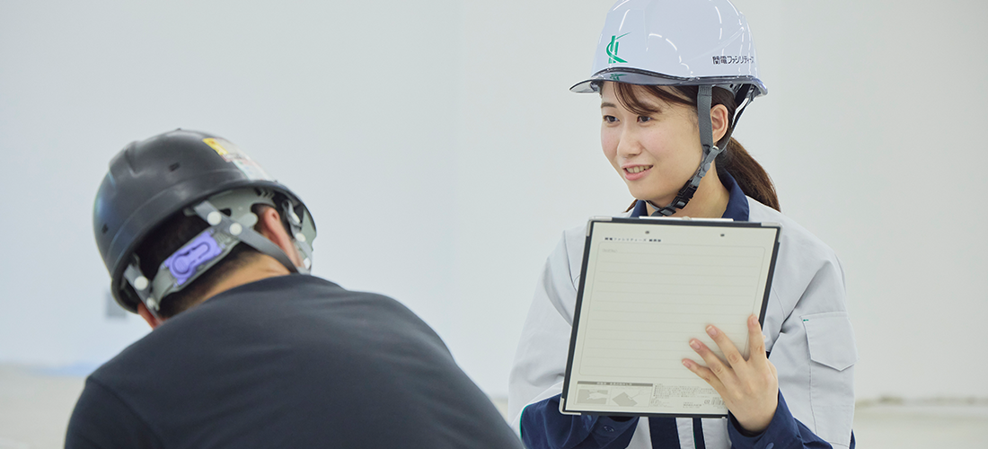 人が座っている写真