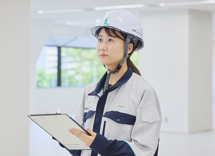 人が座っている写真