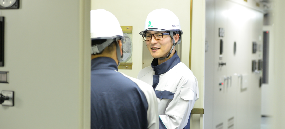 人が座っている写真