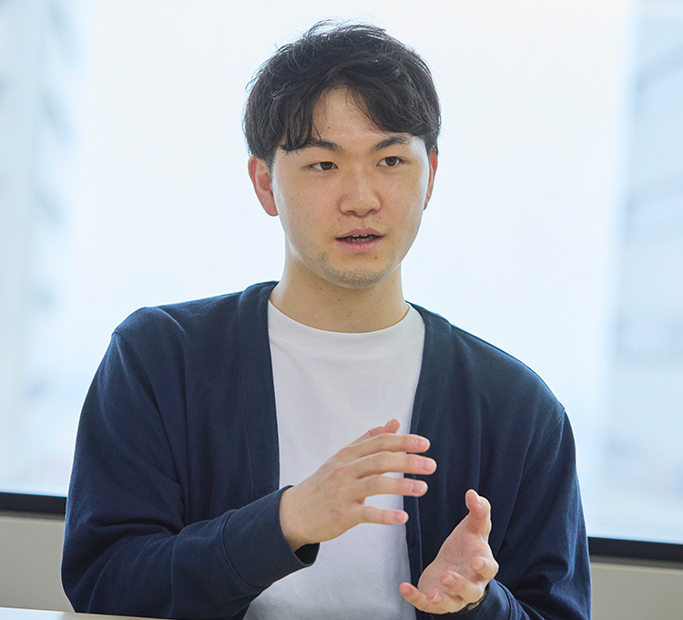 人が座っている写真