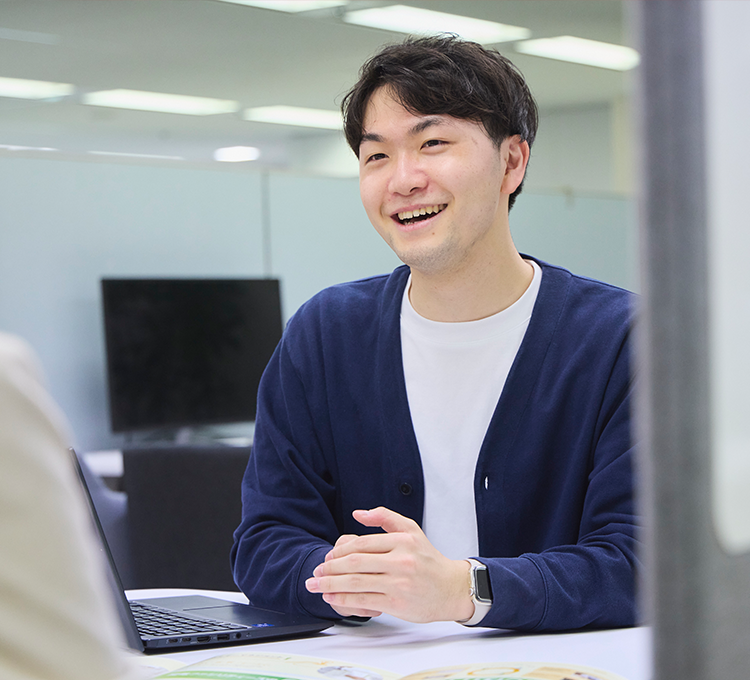 人が座っている写真