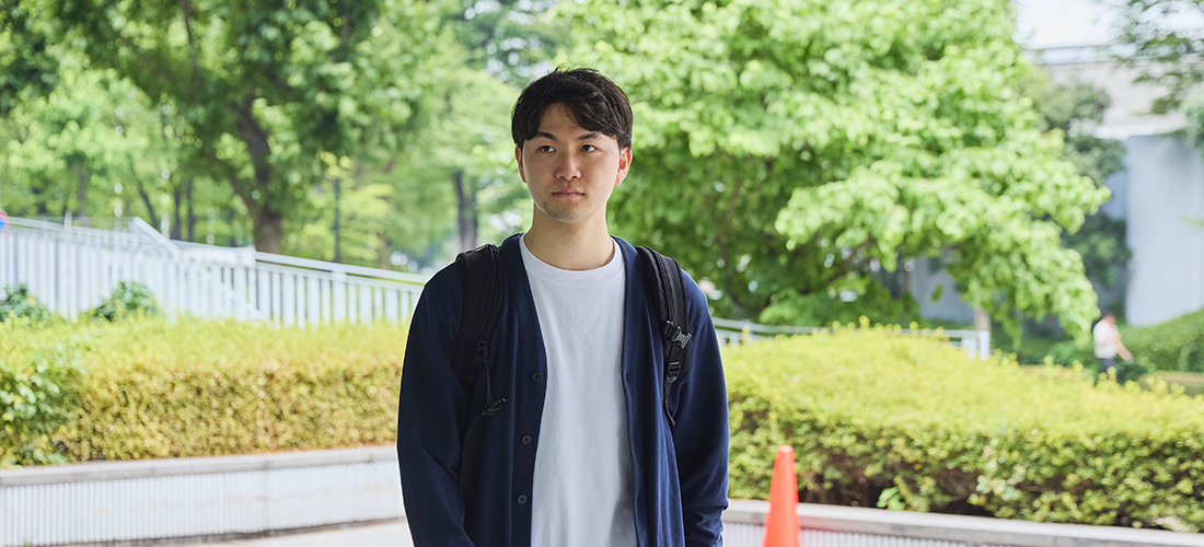 人が座っている写真