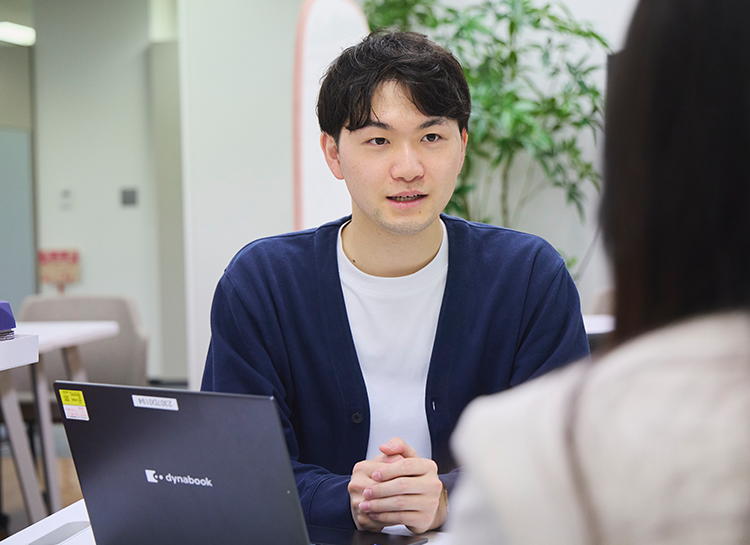 人が座っている写真