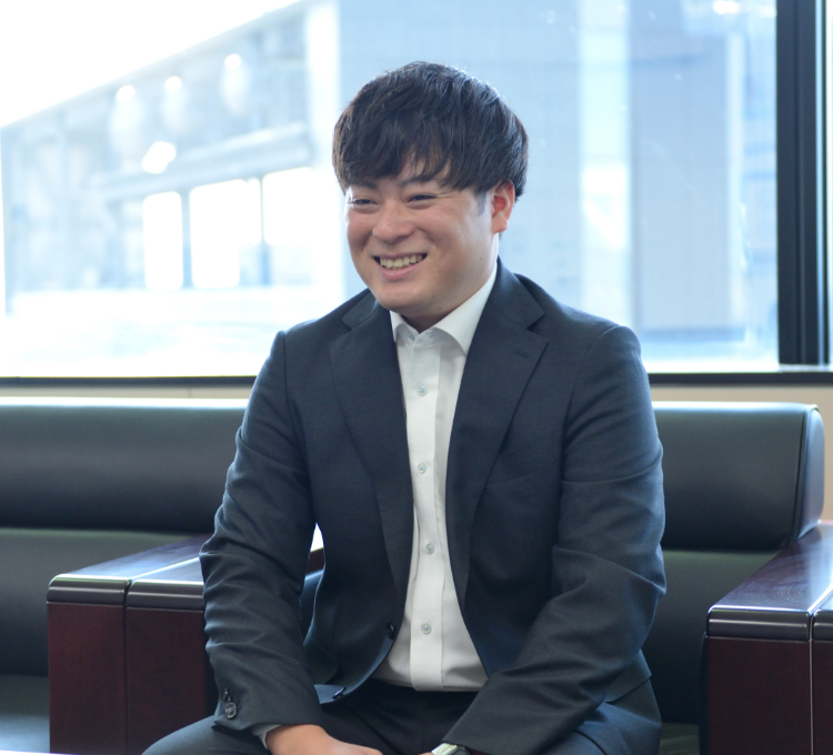 人が座っている写真