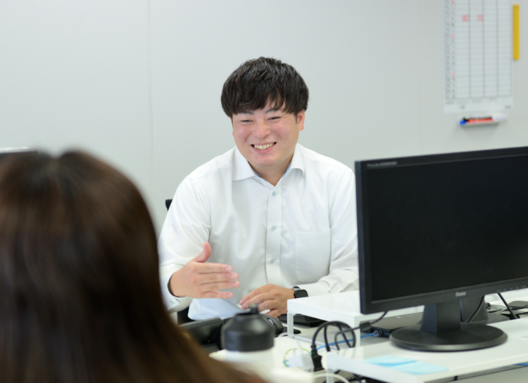 人が座っている写真
