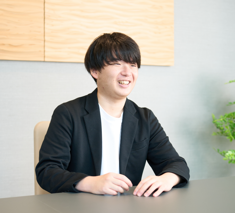 人が座っている写真