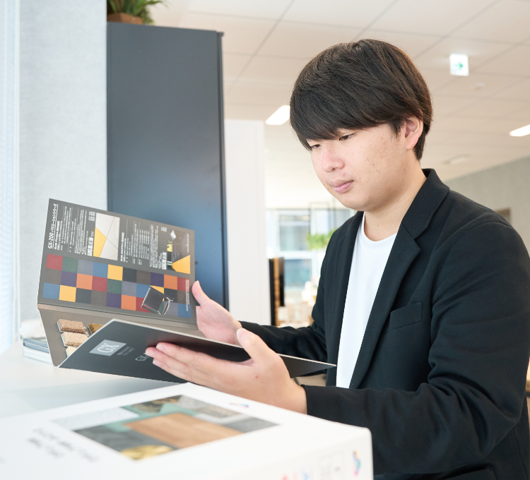 人が座っている写真