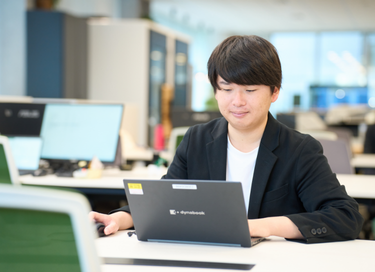 人が座っている写真