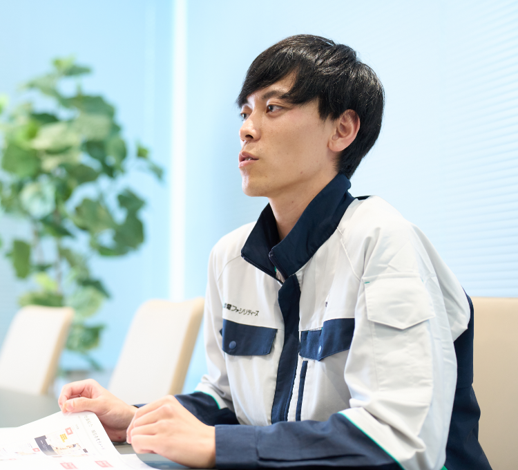 人が座っている写真