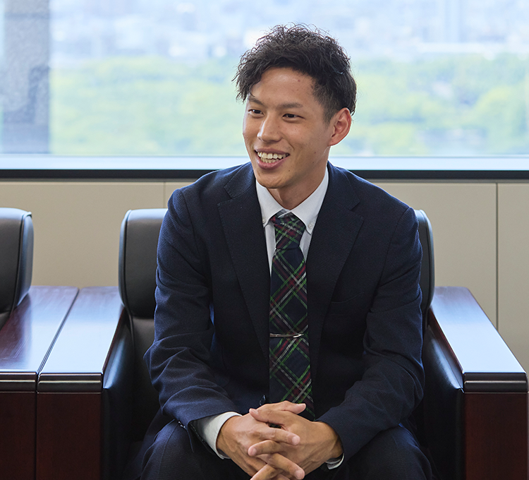 人が座っている写真