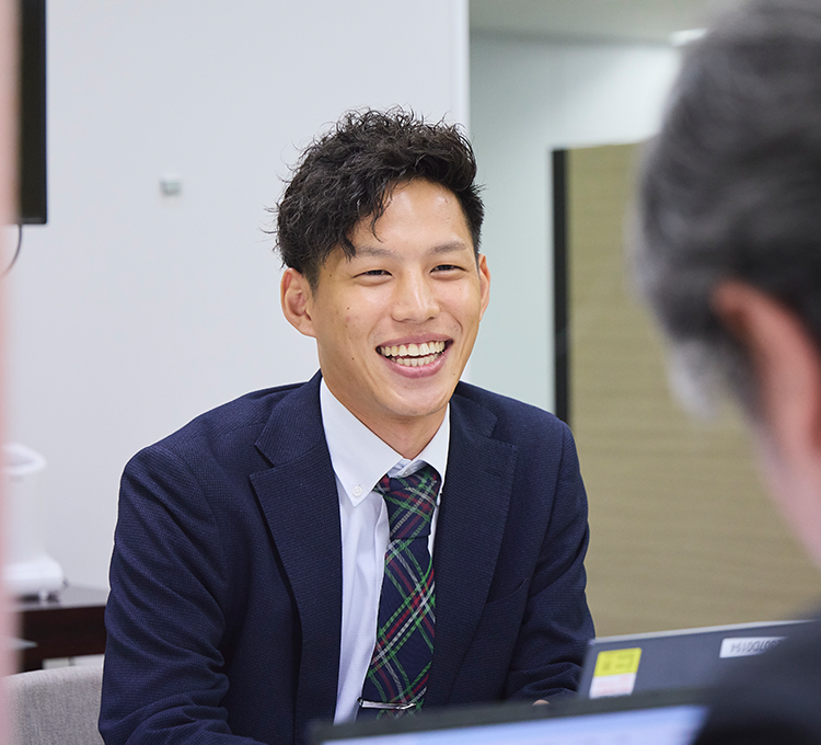 人が座っている写真