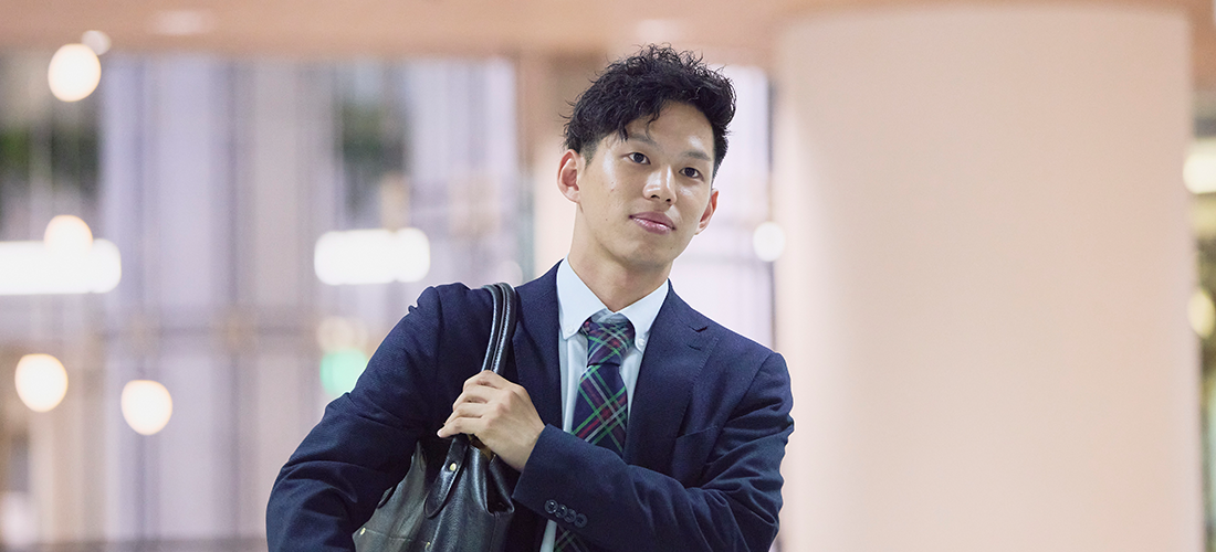 人が座っている写真