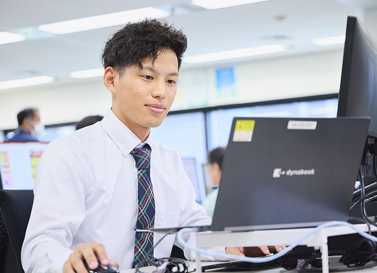 人が座っている写真